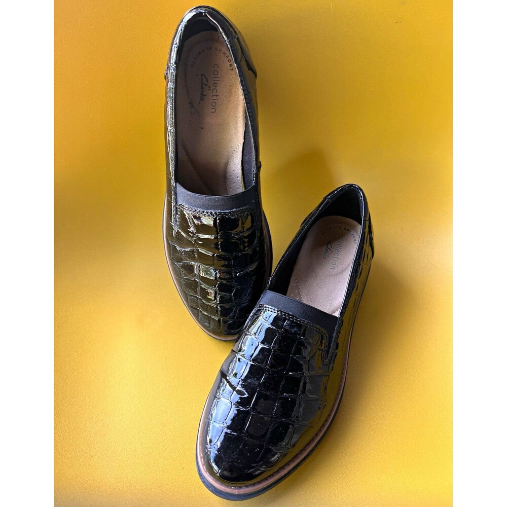 Clarks Womenโs Croc Pattern Slip-On Loafer - US 6.5 **Runs Small